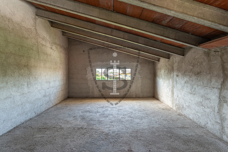 In una zona centrale del comune di Tezze sul Brenta, proponiamo in vendita una casa singola di 21...