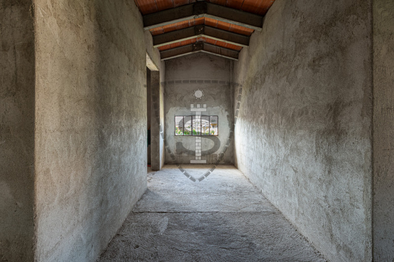 In una zona centrale del comune di Tezze sul Brenta, proponiamo in vendita una casa singola di 21...