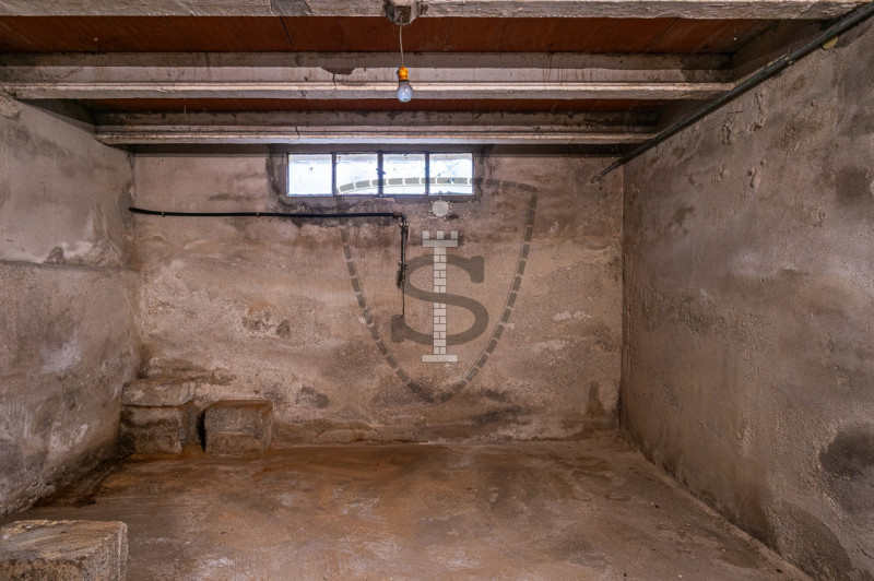 In una zona centrale del comune di Tezze sul Brenta, proponiamo in vendita una casa singola di 21...