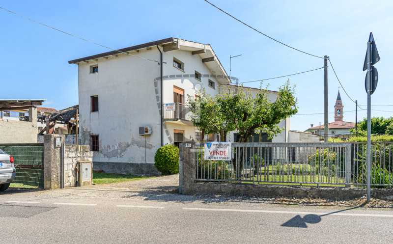 In una zona centrale del comune di Tezze sul Brenta, proponiamo in vendita una casa singola di 21...
