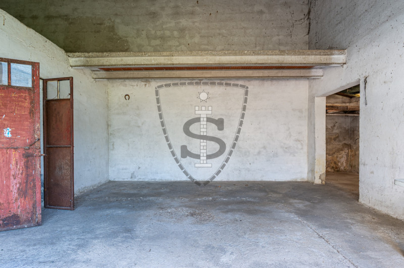 In una zona centrale del comune di Tezze sul Brenta, proponiamo in vendita una casa singola di 21...