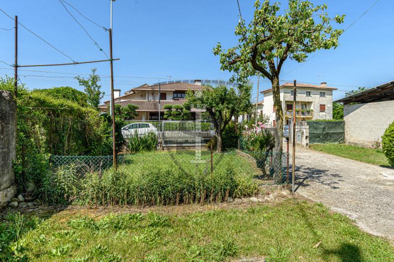 In una zona centrale del comune di Tezze sul Brenta, proponiamo in vendita una casa singola di 21...