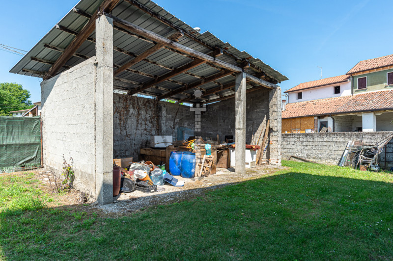 In una zona centrale del comune di Tezze sul Brenta, proponiamo in vendita una casa singola di 21...
