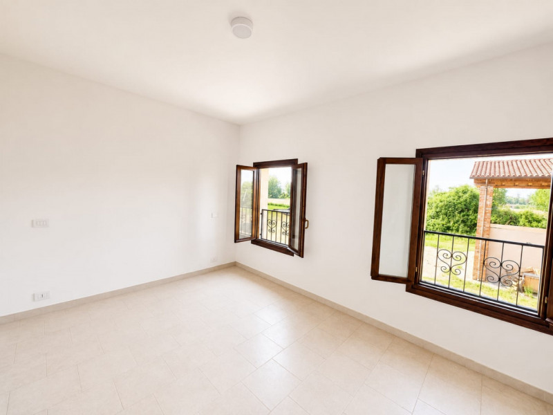 A Resana, in una zona residenziale tranquilla e ben servita ma a pochi minuti dalla tangenziale, ...