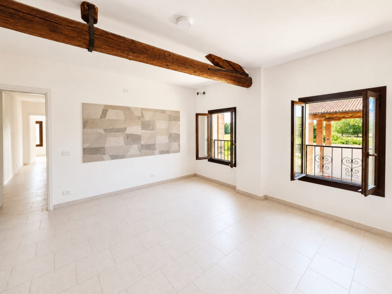 A Resana, in una zona residenziale tranquilla e ben servita ma a pochi minuti dalla tangenziale, ...