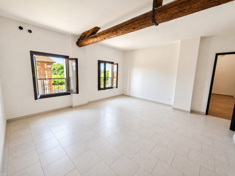A Resana, in una zona residenziale tranquilla e ben servita ma a pochi minuti dalla tangenziale, ...