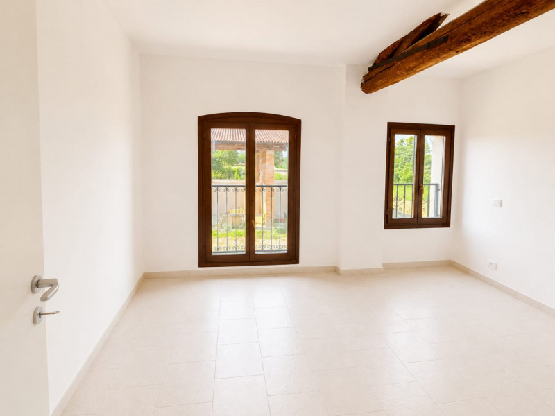 A Resana, in una zona residenziale tranquilla e ben servita ma a pochi minuti dalla tangenziale, ...