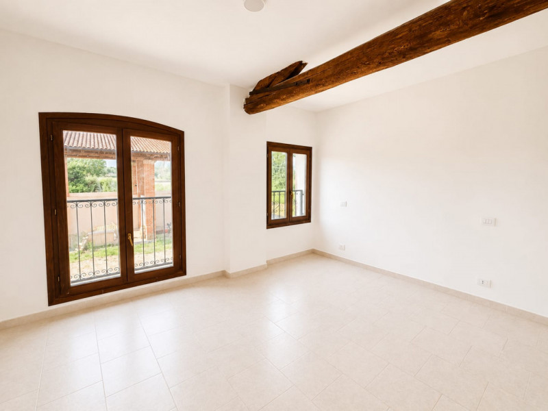 A Resana, in una zona residenziale tranquilla e ben servita ma a pochi minuti dalla tangenziale, ...
