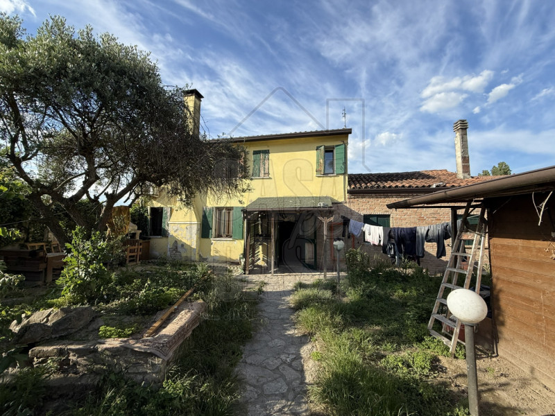 Proponiamo in vendita esclusiva casa singola su due livelli nella zona di Saletto (Borgo Veneto)....