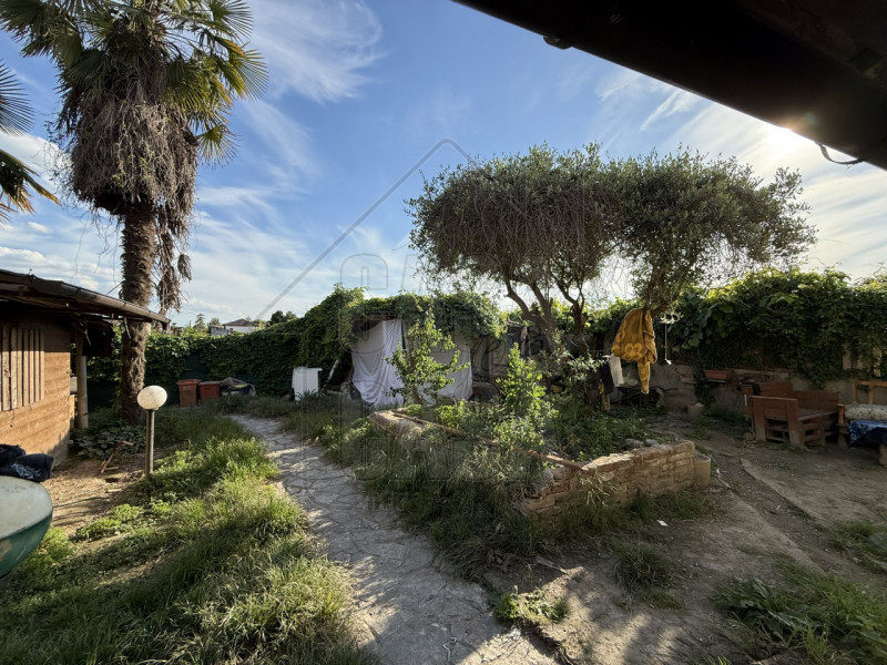 Proponiamo in vendita esclusiva casa singola su due livelli nella zona di Saletto (Borgo Veneto)....