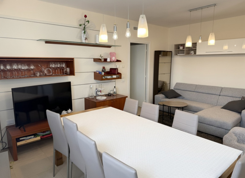 (Per INFO 3888920530) NOSTRA ESCLUSIVA Proponiamo in vendita un elegante appartamento quadrilocal...