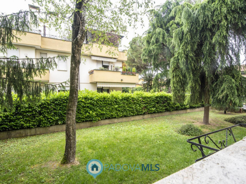 Immobile in esclusiva al Gruppo Padova MLS
In quartiere Pescarini, su piccola palazzina, luminoso...