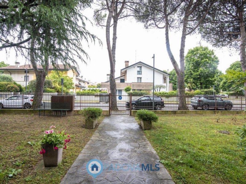 Immobile in esclusiva al Gruppo Padova MLS
In quartiere Pescarini, su piccola palazzina, luminoso...