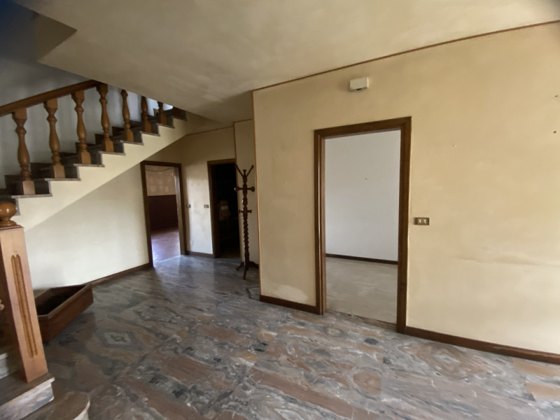 Situata in una zona residenziale tranquilla e arretrata rispetto al traffico, proponiamo in vendi...