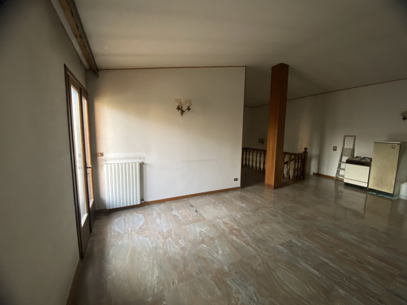 Situata in una zona residenziale tranquilla e arretrata rispetto al traffico, proponiamo in vendi...