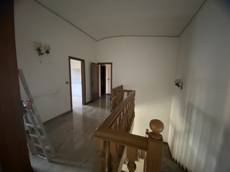 Situata in una zona residenziale tranquilla e arretrata rispetto al traffico, proponiamo in vendi...