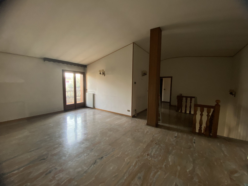 Situata in una zona residenziale tranquilla e arretrata rispetto al traffico, proponiamo in vendi...