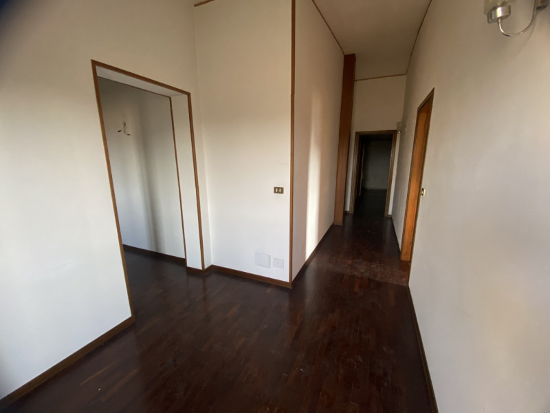 Situata in una zona residenziale tranquilla e arretrata rispetto al traffico, proponiamo in vendi...