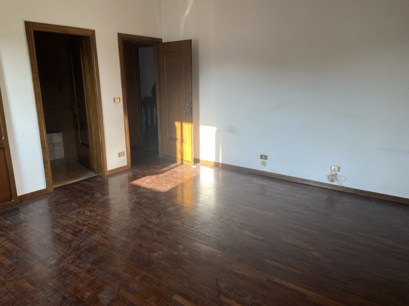 Situata in una zona residenziale tranquilla e arretrata rispetto al traffico, proponiamo in vendi...