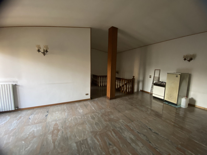 Situata in una zona residenziale tranquilla e arretrata rispetto al traffico, proponiamo in vendi...