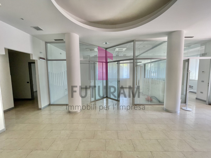 VICENZA - 53FIL - PER INFO 0444/310220

Proponiamo in AFFITTO un a ampio ufficio di 160mq appena ...