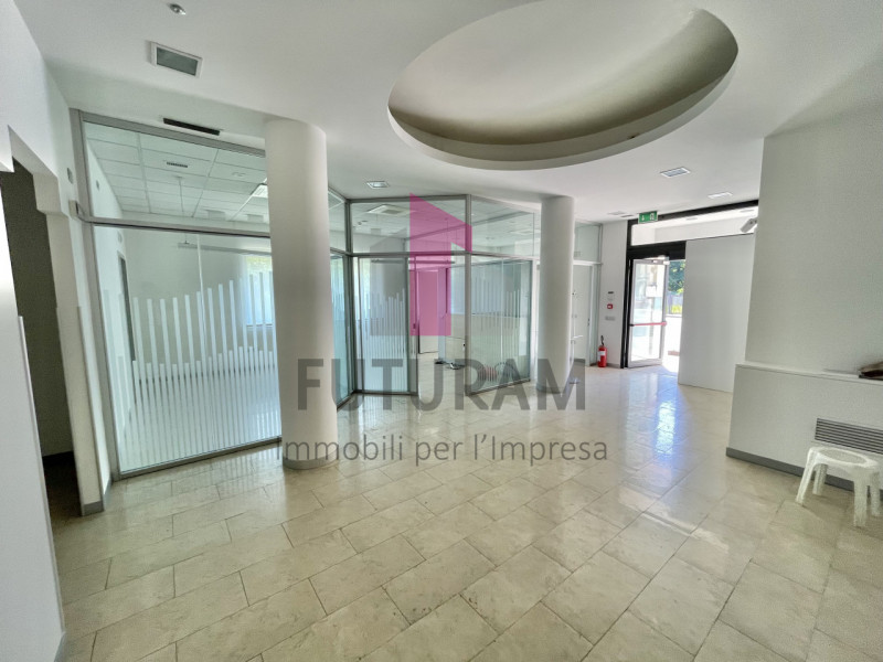 VICENZA - 53FIL - PER INFO 0444/310220

Proponiamo in AFFITTO un a ampio ufficio di 160mq appena ...