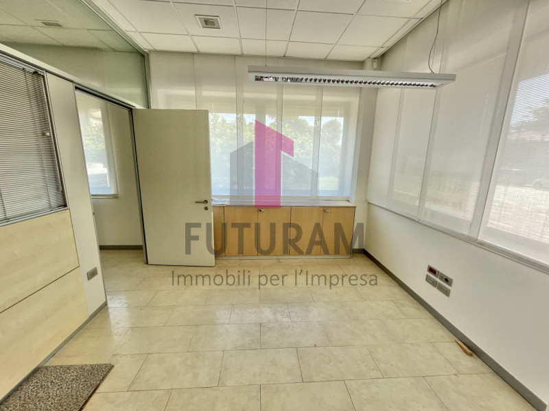VICENZA - 53FIL - PER INFO 0444/310220

Proponiamo in AFFITTO un a ampio ufficio di 160mq appena ...