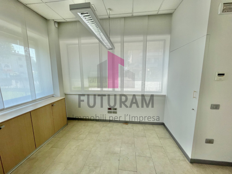 VICENZA - 53FIL - PER INFO 0444/310220

Proponiamo in AFFITTO un a ampio ufficio di 160mq appena ...