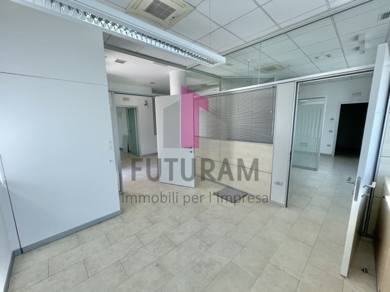 VICENZA - 53FIL - PER INFO 0444/310220

Proponiamo in AFFITTO un a ampio ufficio di 160mq appena ...