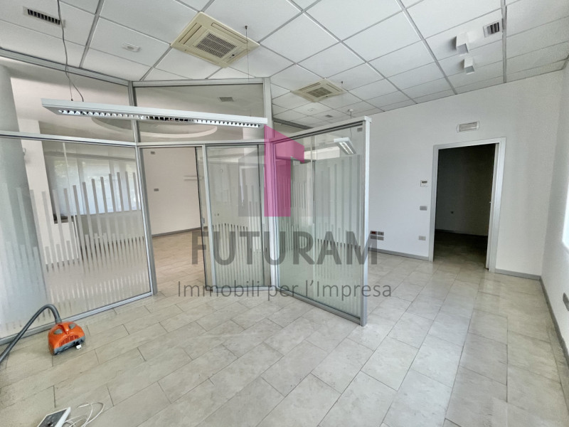 VICENZA - 53FIL - PER INFO 0444/310220

Proponiamo in AFFITTO un a ampio ufficio di 160mq appena ...