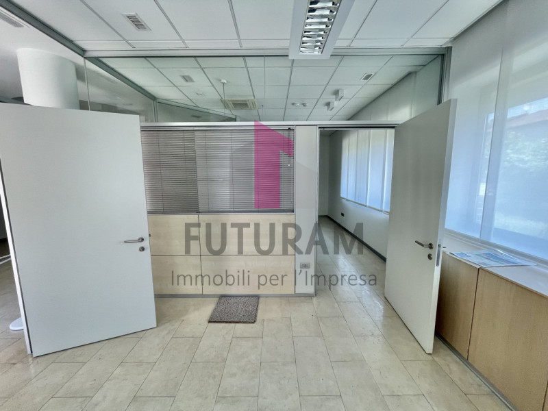 VICENZA - 53FIL - PER INFO 0444/310220

Proponiamo in AFFITTO un a ampio ufficio di 160mq appena ...
