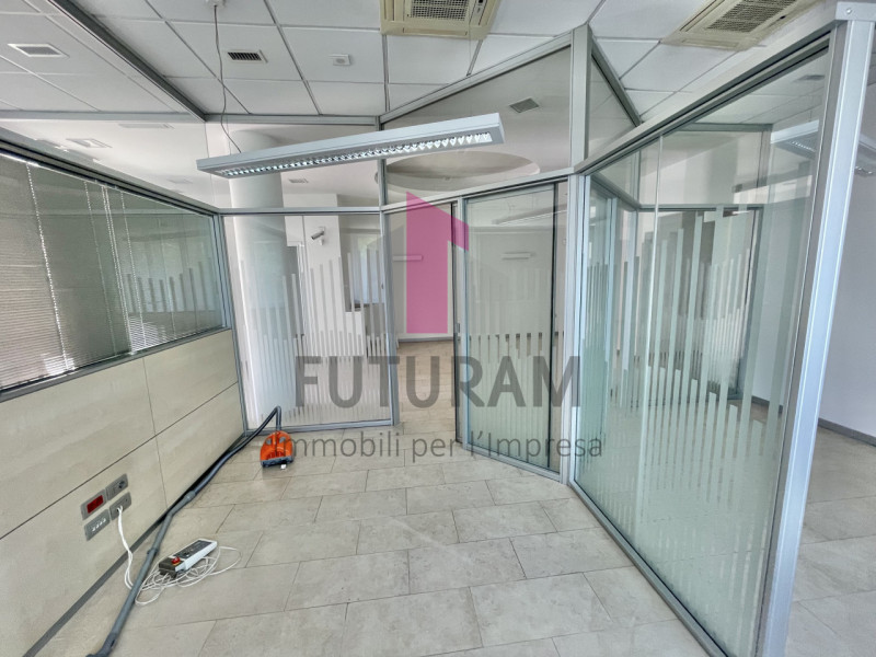 VICENZA - 53FIL - PER INFO 0444/310220

Proponiamo in AFFITTO un a ampio ufficio di 160mq appena ...