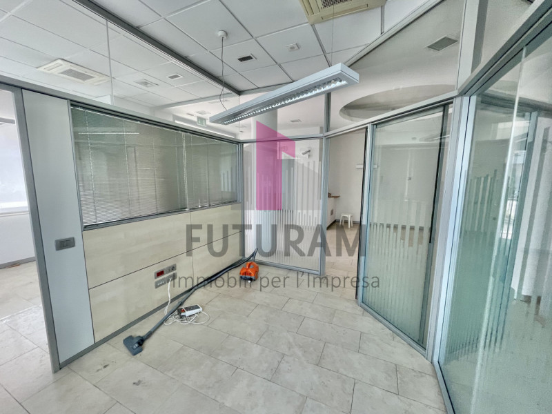 VICENZA - 53FIL - PER INFO 0444/310220

Proponiamo in AFFITTO un a ampio ufficio di 160mq appena ...