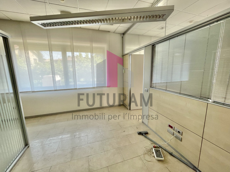 VICENZA - 53FIL - PER INFO 0444/310220

Proponiamo in AFFITTO un a ampio ufficio di 160mq appena ...