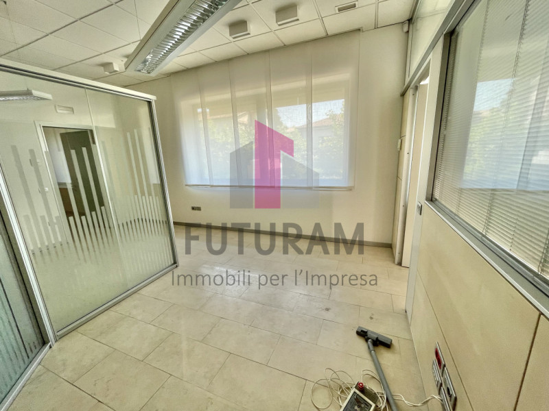 VICENZA - 53FIL - PER INFO 0444/310220

Proponiamo in AFFITTO un a ampio ufficio di 160mq appena ...