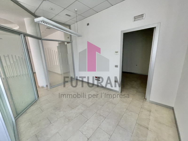 VICENZA - 53FIL - PER INFO 0444/310220

Proponiamo in AFFITTO un a ampio ufficio di 160mq appena ...