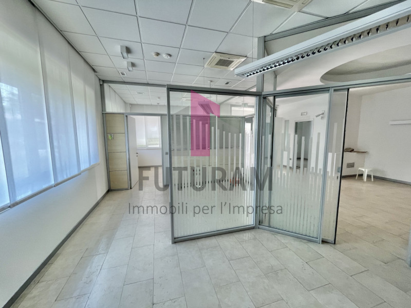 VICENZA - 53FIL - PER INFO 0444/310220

Proponiamo in AFFITTO un a ampio ufficio di 160mq appena ...