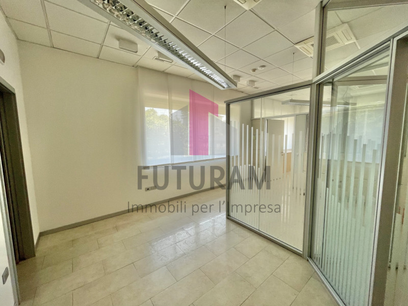 VICENZA - 53FIL - PER INFO 0444/310220

Proponiamo in AFFITTO un a ampio ufficio di 160mq appena ...