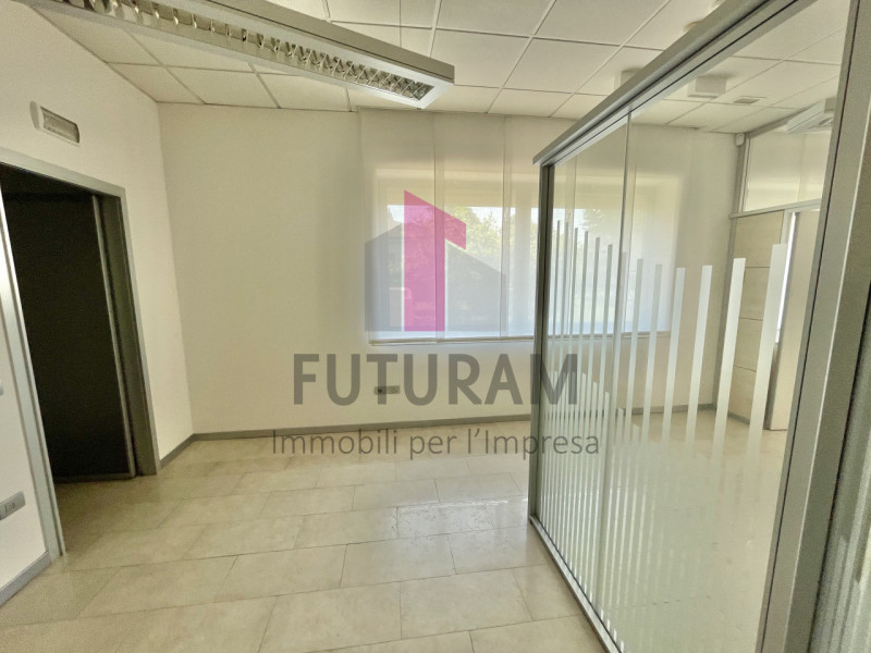 VICENZA - 53FIL - PER INFO 0444/310220

Proponiamo in AFFITTO un a ampio ufficio di 160mq appena ...