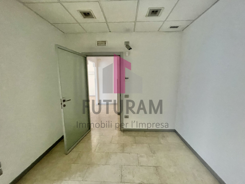 VICENZA - 53FIL - PER INFO 0444/310220

Proponiamo in AFFITTO un a ampio ufficio di 160mq appena ...