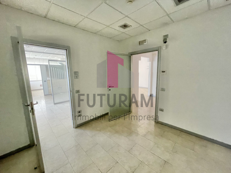 VICENZA - 53FIL - PER INFO 0444/310220

Proponiamo in AFFITTO un a ampio ufficio di 160mq appena ...