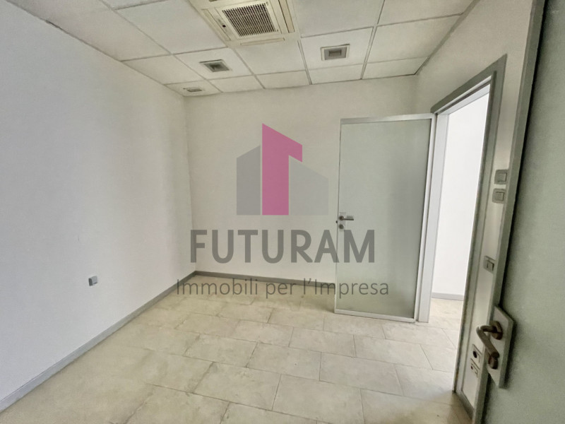 VICENZA - 53FIL - PER INFO 0444/310220

Proponiamo in AFFITTO un a ampio ufficio di 160mq appena ...