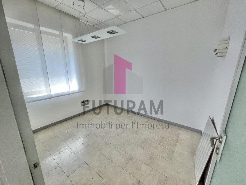 VICENZA - 53FIL - PER INFO 0444/310220

Proponiamo in AFFITTO un a ampio ufficio di 160mq appena ...