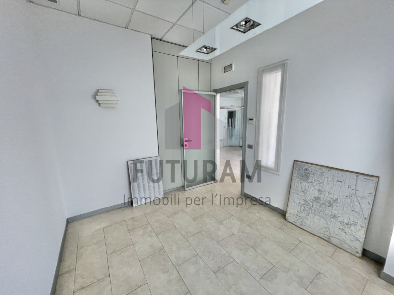 VICENZA - 53FIL - PER INFO 0444/310220

Proponiamo in AFFITTO un a ampio ufficio di 160mq appena ...