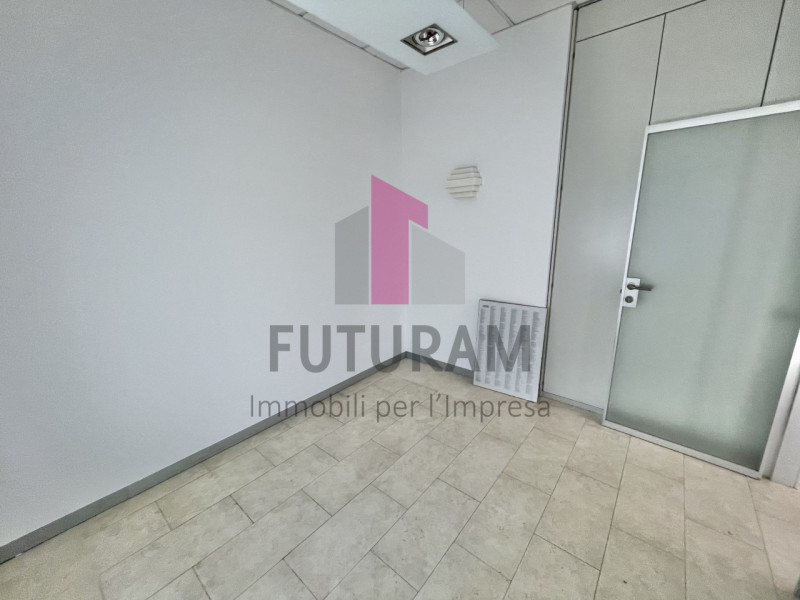 VICENZA - 53FIL - PER INFO 0444/310220

Proponiamo in AFFITTO un a ampio ufficio di 160mq appena ...