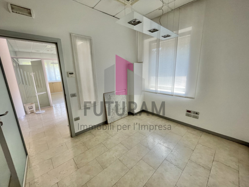 VICENZA - 53FIL - PER INFO 0444/310220

Proponiamo in AFFITTO un a ampio ufficio di 160mq appena ...