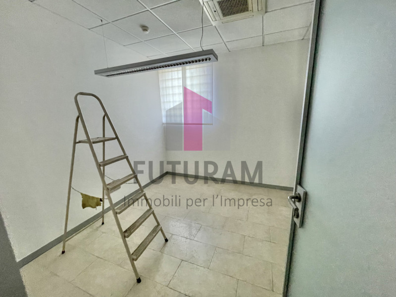 VICENZA - 53FIL - PER INFO 0444/310220

Proponiamo in AFFITTO un a ampio ufficio di 160mq appena ...