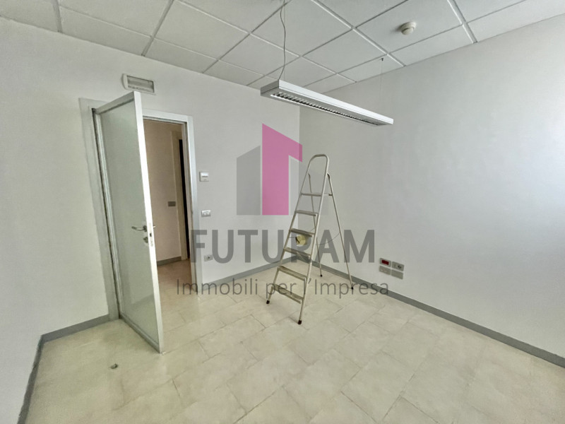 VICENZA - 53FIL - PER INFO 0444/310220

Proponiamo in AFFITTO un a ampio ufficio di 160mq appena ...