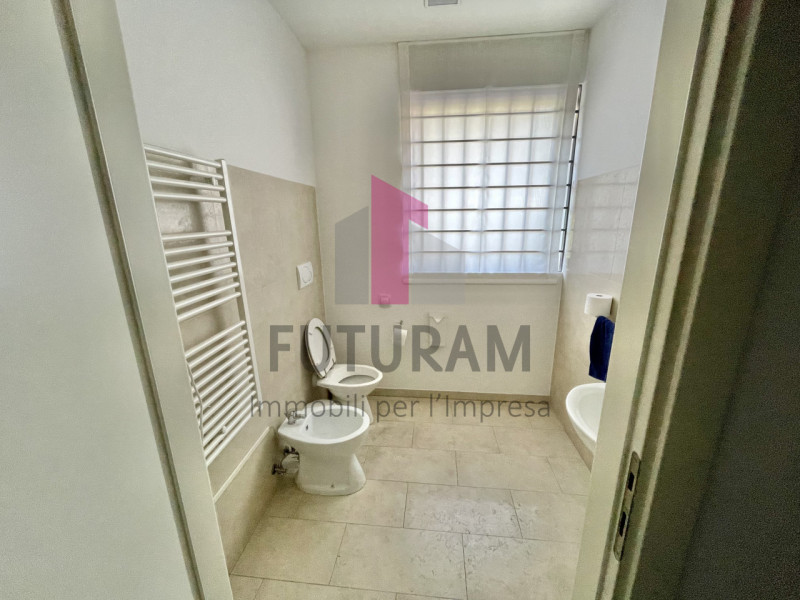 VICENZA - 53FIL - PER INFO 0444/310220

Proponiamo in AFFITTO un a ampio ufficio di 160mq appena ...