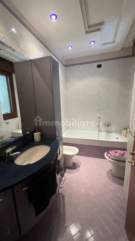 Nel cuore di Abano Terme, nella zona centrale e comoda a tutti i servizi, proponiamo in vendita u...